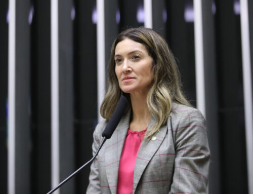 Deputada Greyce Elias apresenta projeto de lei para proteger menores de 16 anos nas redes sociais