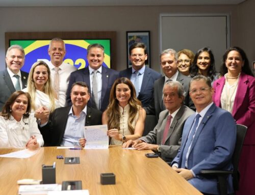 Deputada Greyce Elias se filia ao PL em ato com Valdemar e Flávio Bolsonaro em Brasília