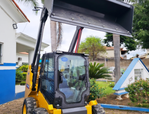 Greyce Elias viabiliza mini carregadeira para reforçar limpeza urbana em Monsenhor Paulo