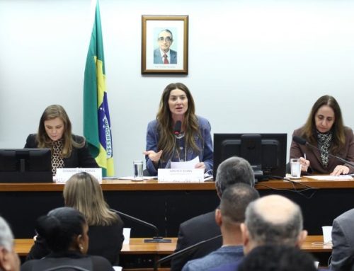 Deputada Greyce Elias defende licenciaturas EaD e critica restrições durante audiência na Câmara dos Deputados